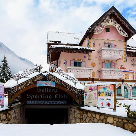 Hotel Soreghes Gran Chalet Campitello di Fassa Exterior foto