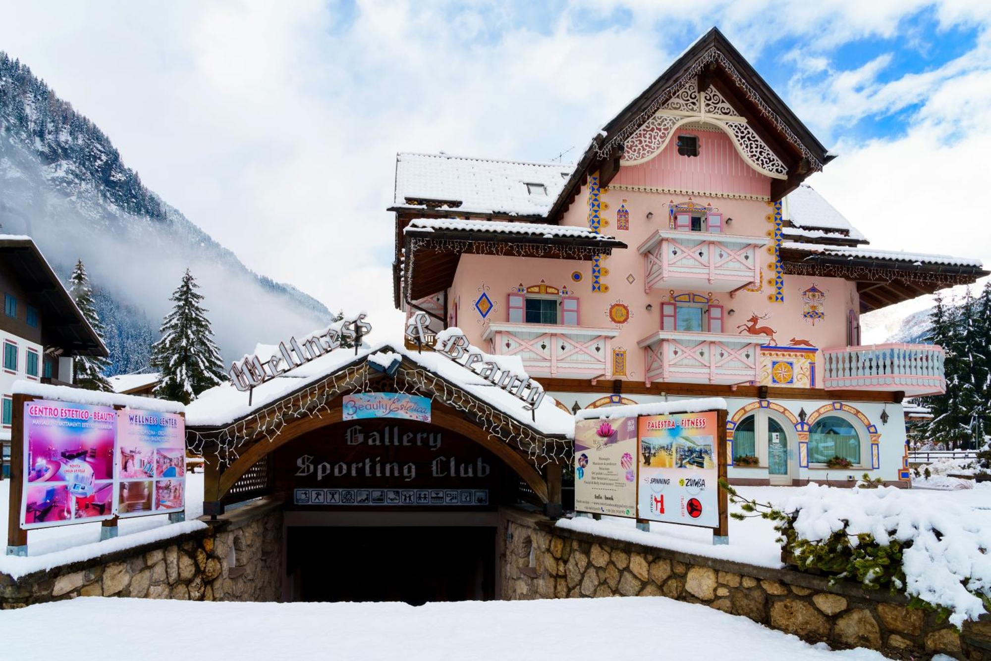 Hotel Soreghes Gran Chalet Campitello di Fassa Exterior foto